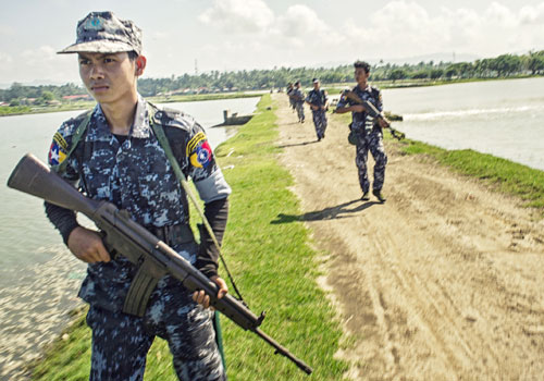 Garde-frontières patrouillant sur la frontière avec le Bangladesh, le 15 octobre 2016. Photo : Kaung Htet pour le Myanmar Times.