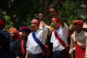 Les paysans marchent sur loikaw