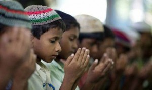 Rohingyas prière d'enfants