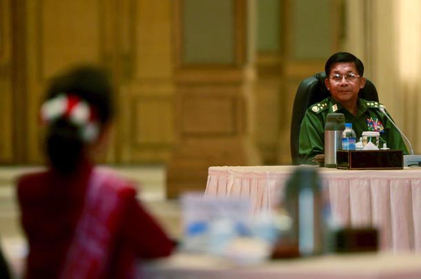 Le Senior Général Min Aung Hlaing, commandant en chef de l'armée, regardant Aung San Suu Kyi, au palais présidentiel à Naypyidaw le 10 avril 2015. (Photo: Soe Zeya Tun / Reuters)