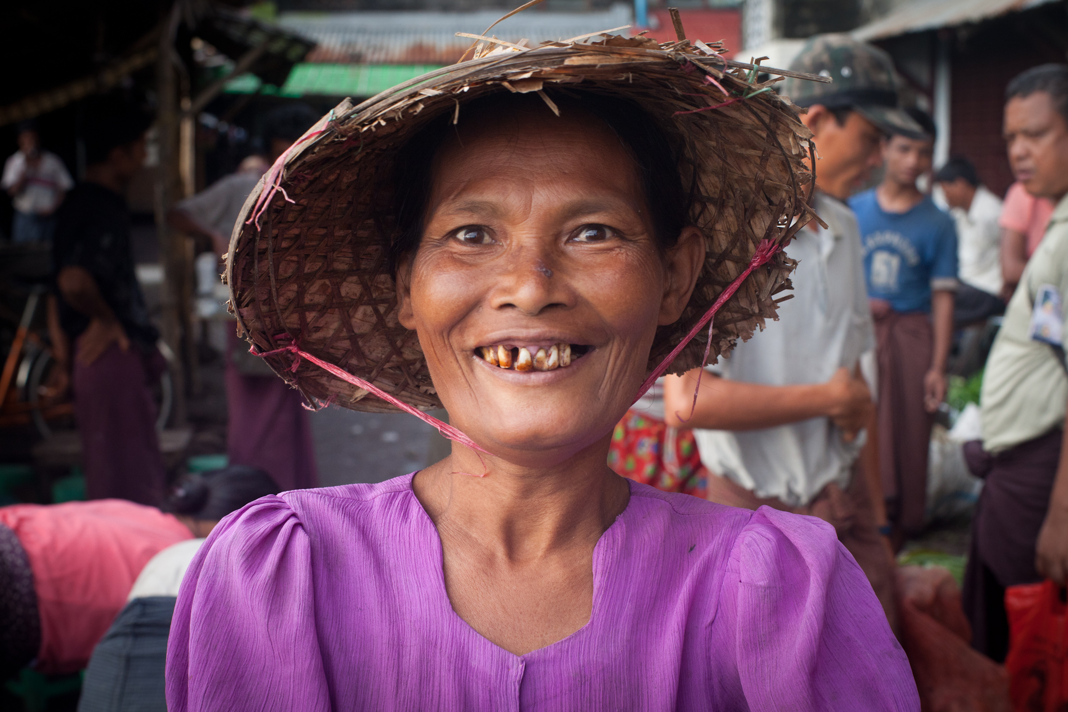 En Birmanie, les femmes sont souvent cantonnées au rôle de mère et de cuisinière quand elles ne sont pas victimes de violences sexuelles