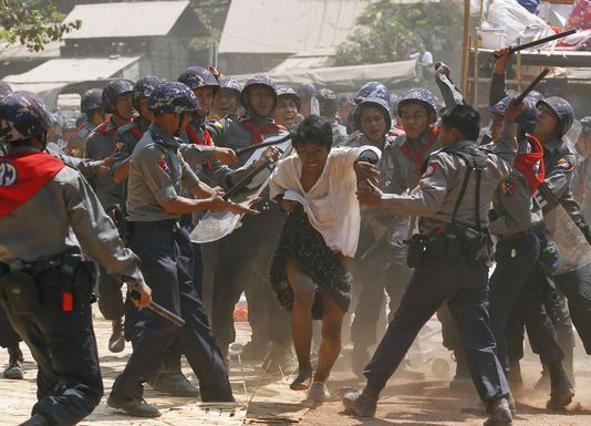 Le gouvernement français doit condamner fermement la répression des manifestations étudiantes et reconnaitre le recul des réformes en Birmanie